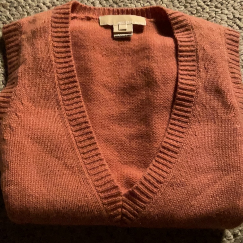 Cashmere sweater vest in coral